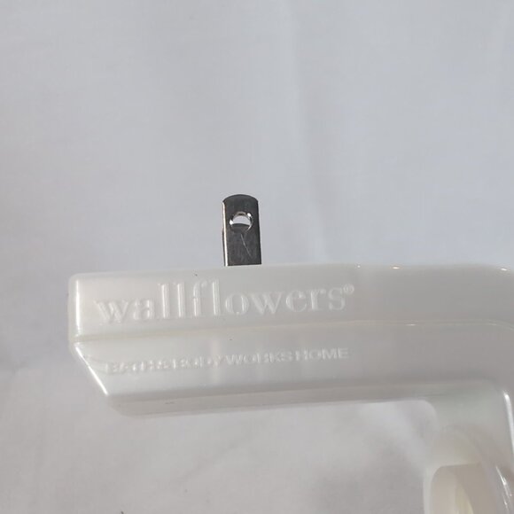 Bath & Body Works Wallflower Plug Christmas Lantern Nightlight Holly Holiday - Picture 4 of 9